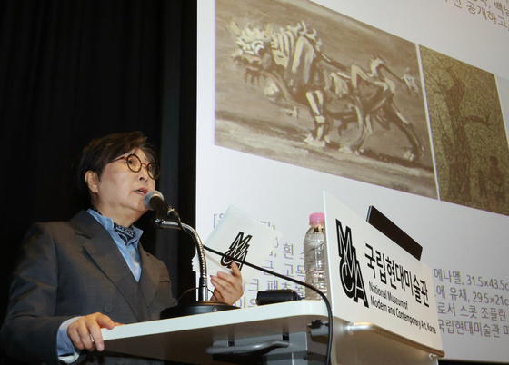 6일 국립현대미술관 서울관 기자회견에서 지난해 사업성과와 올해 계획을 발표하는 김성희 관장. 연합뉴스 