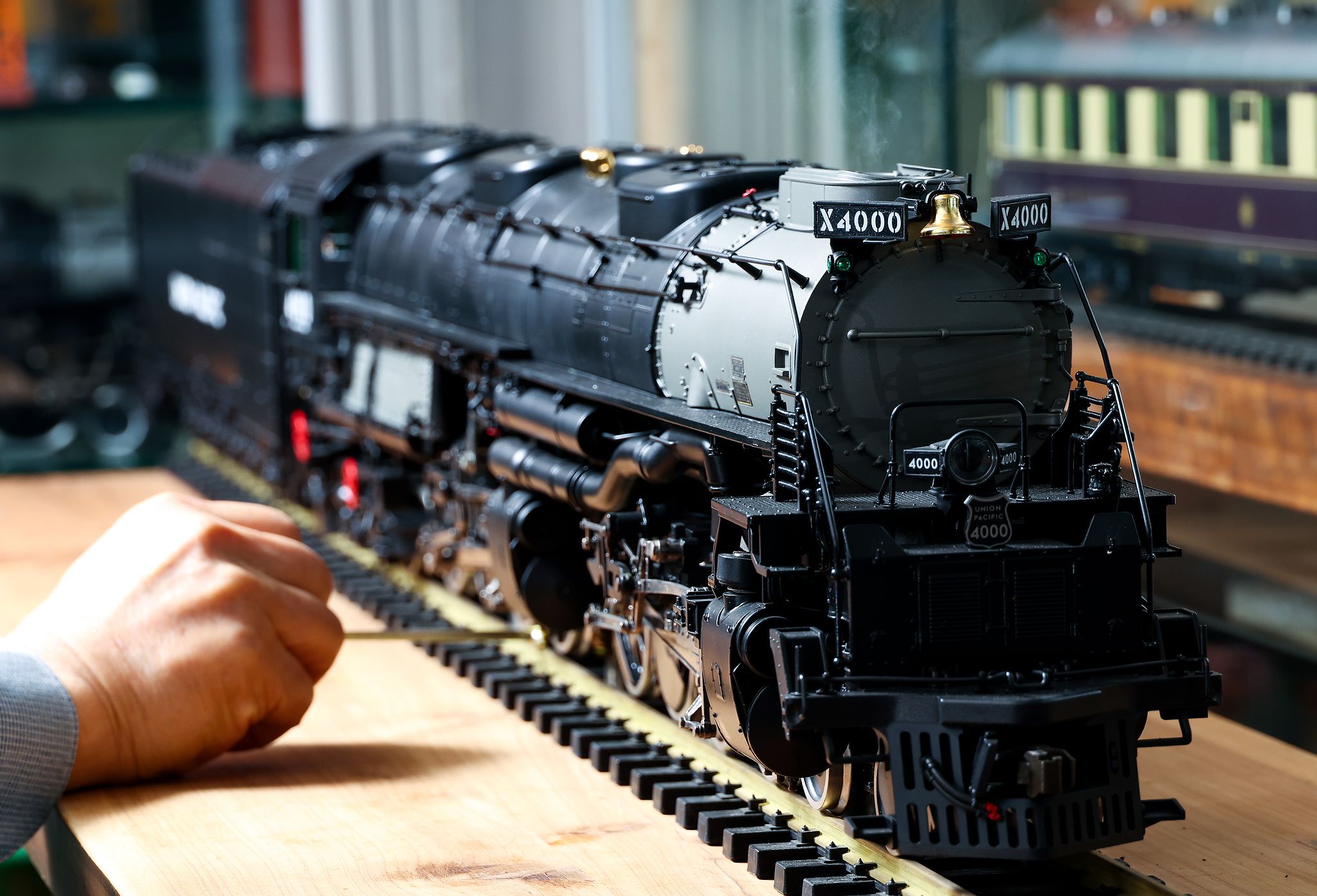  자체 개발한 다이캐스팅 공법으로 제작한 빅보이 기차. 구동은 물론 굉음과 불빛, 연기까지 피어오른다.