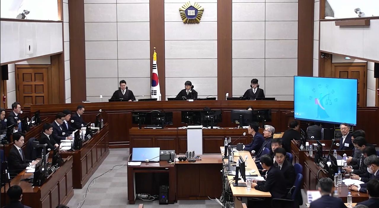 윤석열 전 대통령이 9일 서울 서초구 서울중앙지방법원에서 열린 내란 우두머리 혐의 1심 결심 공판에 참석해 자리에 앉아 있다. 사진 서울중앙지법