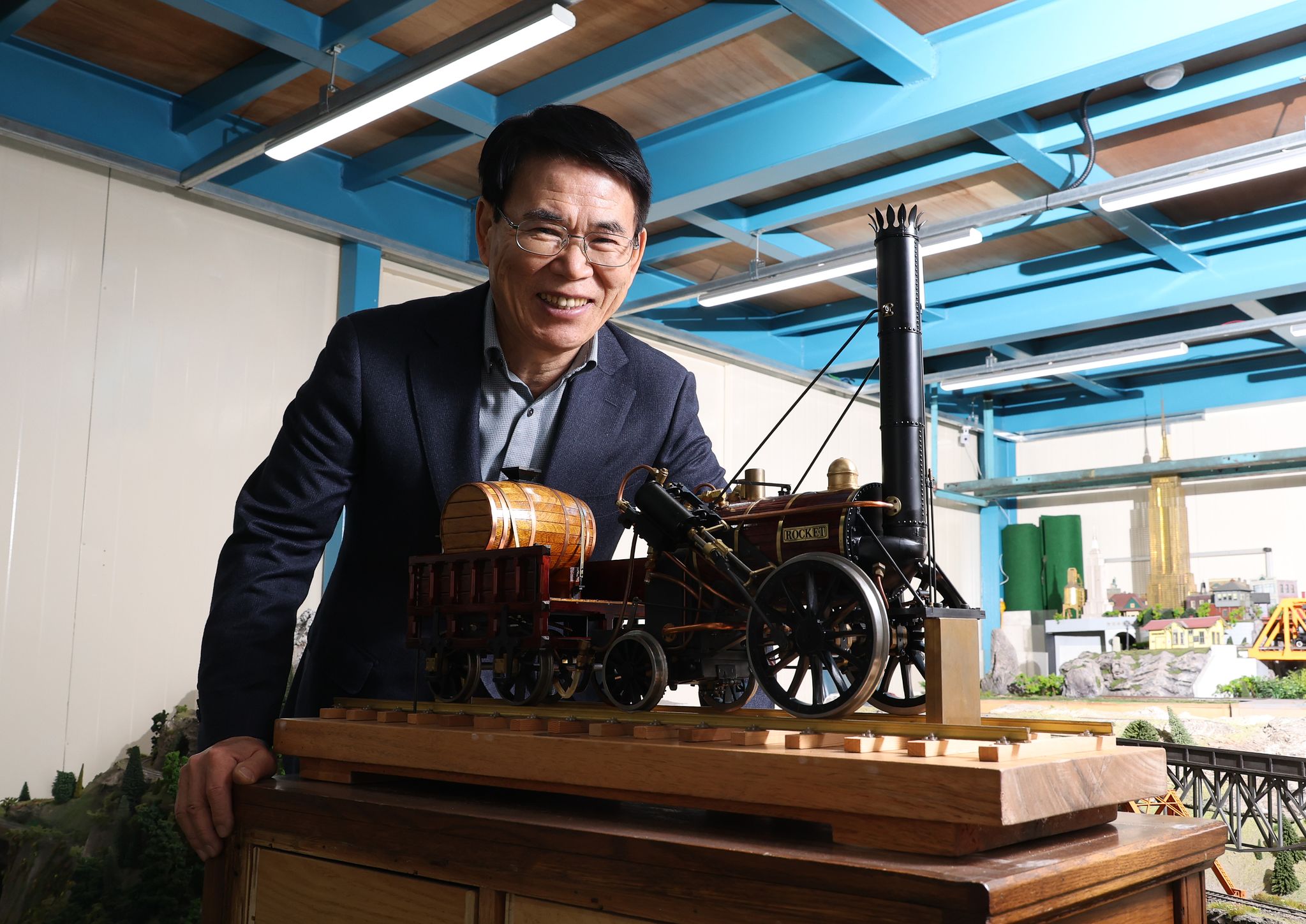 모형기차와 디오라마 제작 기업 한국부라스 조성원 대표가 본사 사옥에 놓인 최초의 증기기관차 모형을 선보이고 있다. 