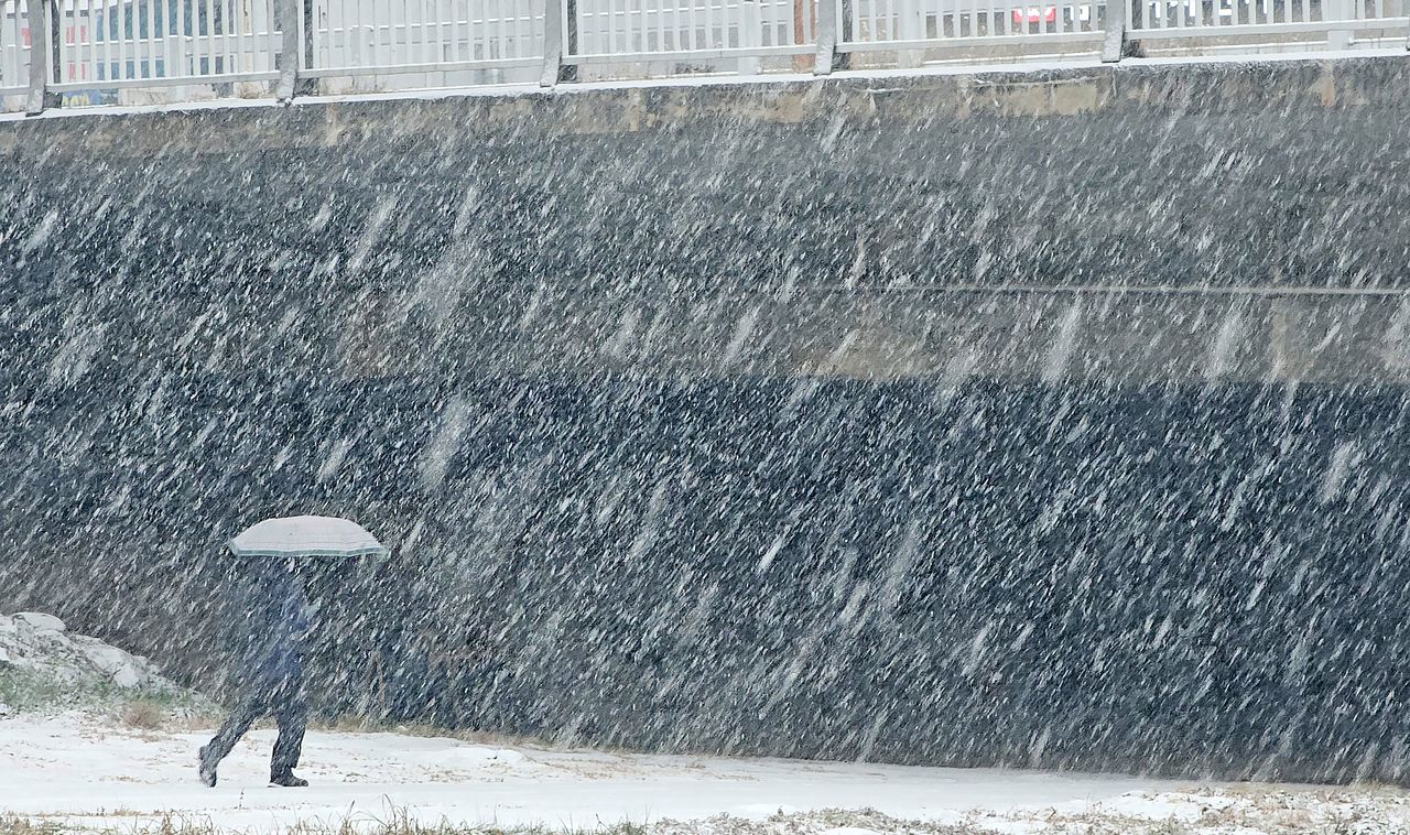  강원 산지와 내륙 곳곳에 대설주의보가 발효된 지난 12월 23일 춘천시 도심 하천 인근에 폭설이 내리고 있다.연합뉴스