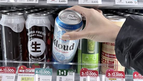 서울 마포구 한 편의점 냉장고에 무알코올 맥주가 쌓여 있다. 무알코올 맥주가 인기를 더해가면서 맥주 카테고리 내 무알코올 판매 비중이 늘어나고 있다. 강기헌 기자