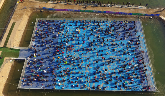 지난해 1월 18일 강원 홍천군 홍천읍에서 열린 '홍천강 꽁꽁축제'를 찾은 관광객이 부교낚시터에서 낚시를 하고 있다. [사진 홍천군] 