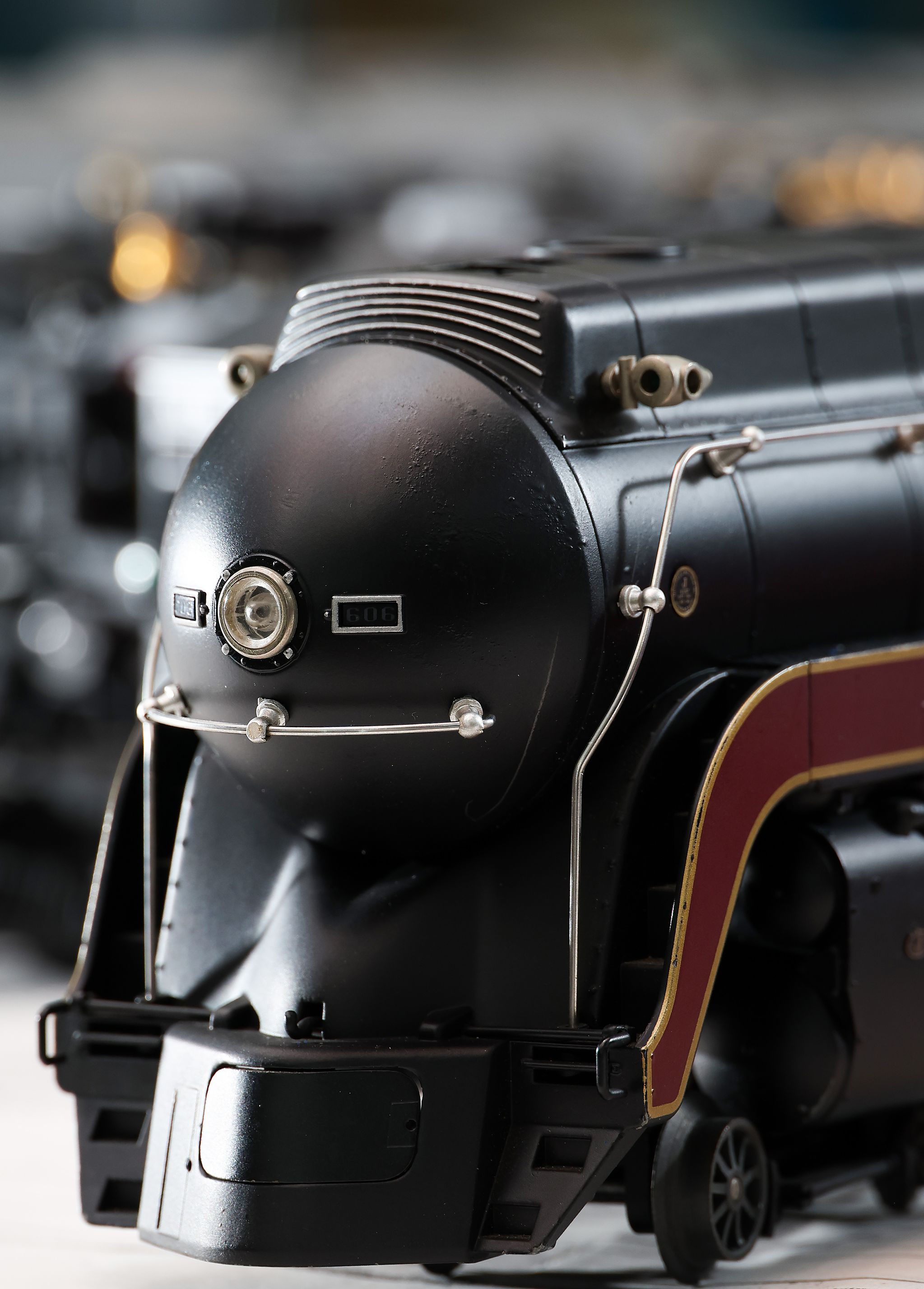 노퍽 앤 웨스턴(Norfolk & Western) 철도의 J 클래스 4-8-4 증기 기관차. 실제 기차와 동일하도록 전면부의 곡면율까지 똑같이 제작됐다.