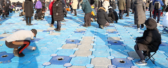지난해 1월 18일 강원 홍천군 홍천읍에서 열린 '홍천강 꽁꽁축제'를 찾은 관광객이 부교낚시터에서 낚시를 하고 있다. [사진 홍천군] 