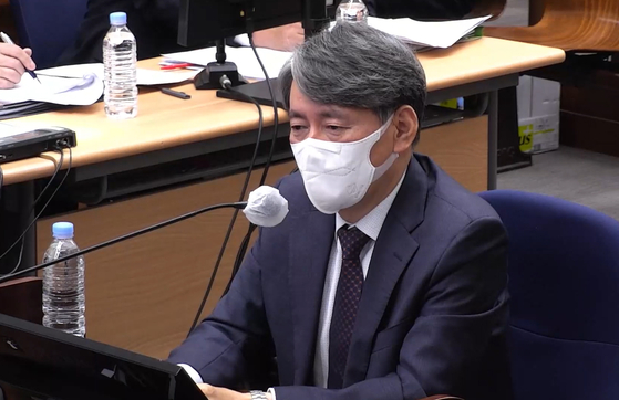 조지호 전 경찰청장이 지난달 24일 서울중앙지법에서 윤석열 전 대통령의 내란 우두머리 혐의 속행 공판에 증인으로 출석해 증언하고 있다. 서울중앙지법 제공