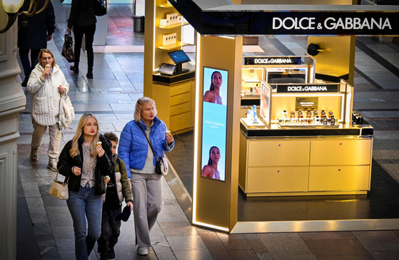 지난해 11월 13일(현지시간) 러시아 블라디보스토크 굼백화점에서 고객들이 이탈리아 명품 브랜드 돌체앤가바나 매장 앞을 지나가고 있다. AFP=연합뉴스