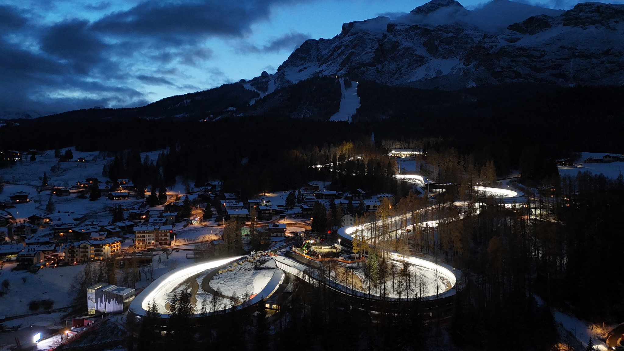 아이스하키 경기장 산타줄리아 아레나와 더불어 이번 동계올림픽에서 드물게 신축된 코르티나 슬라이딩 센터의 야경. 로이터=연합뉴스
