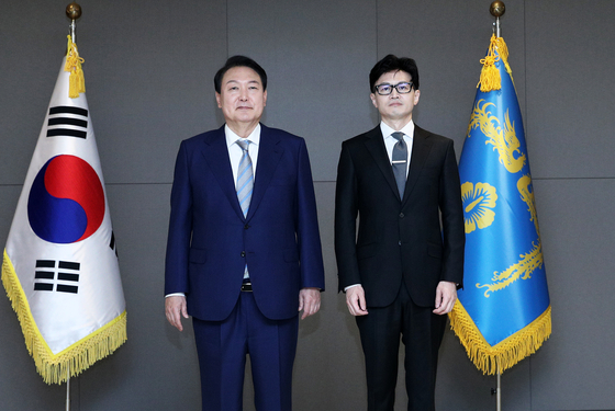 2022년 5월 26일 윤석열 대통령과 한동훈 법무부 장관이 국무위원 임명장 수여식 직후 기념촬영을 하고 있다. 대통령실사진기자단