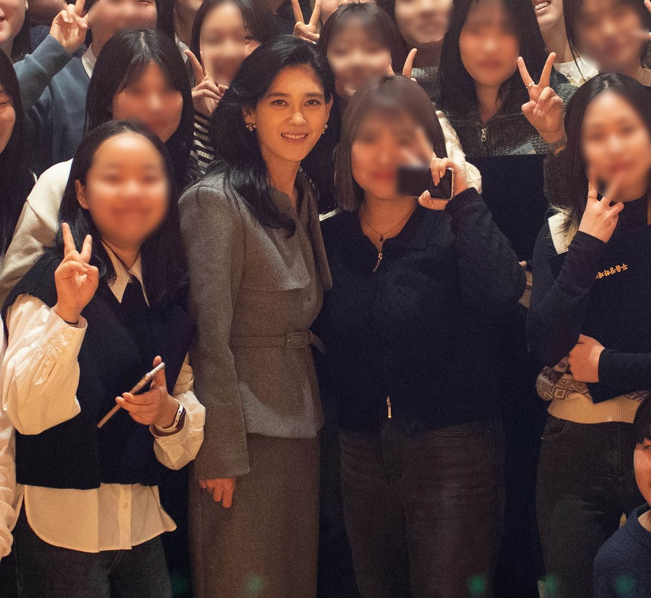 지난 2024년 1월 4일 이부진 두을장학재단 이사장이 서울시 용산구 리움미술관 대강당에서 열린 2024학년도 장학증서 수여식에서 장학생들과 기념 촬영하고 있다. 연합뉴스