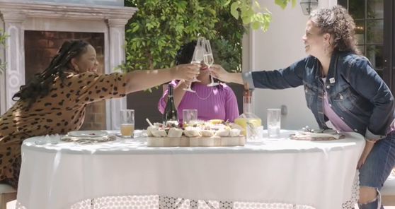 2020년 BLM이 600만 달러에 구입한 LA 저택에서 공동 창립자 패트리스 컬러스(왼쪽)와 알리샤 가자(가운데), 그리고 LA지부 창립자 멜리나 압둘라가 성공을 자축하며 건배하고 있다. [사진 유튜브 캡처] 