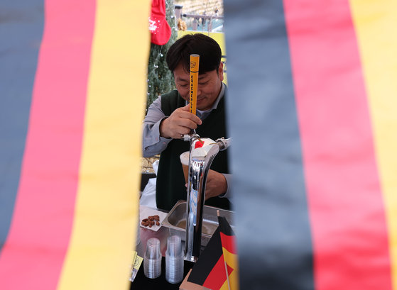 지난해 12월 서울 성북구청 앞에서 열린 '제14회 유러피언 크리스마스 마켓' 독일 부스에서 한 관계자가 맥주를 따르고 있다. 최근 독일에선 맥주 소비가 감소하는 중이다. 연합뉴스