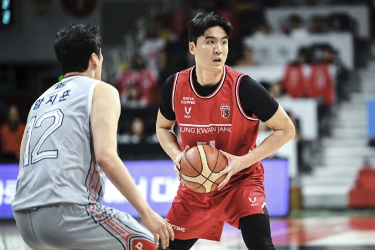 현대모비스와의 경기 도중 동료들의 움직임을 살피는 안양 정관장의 한승희 사진 KBL