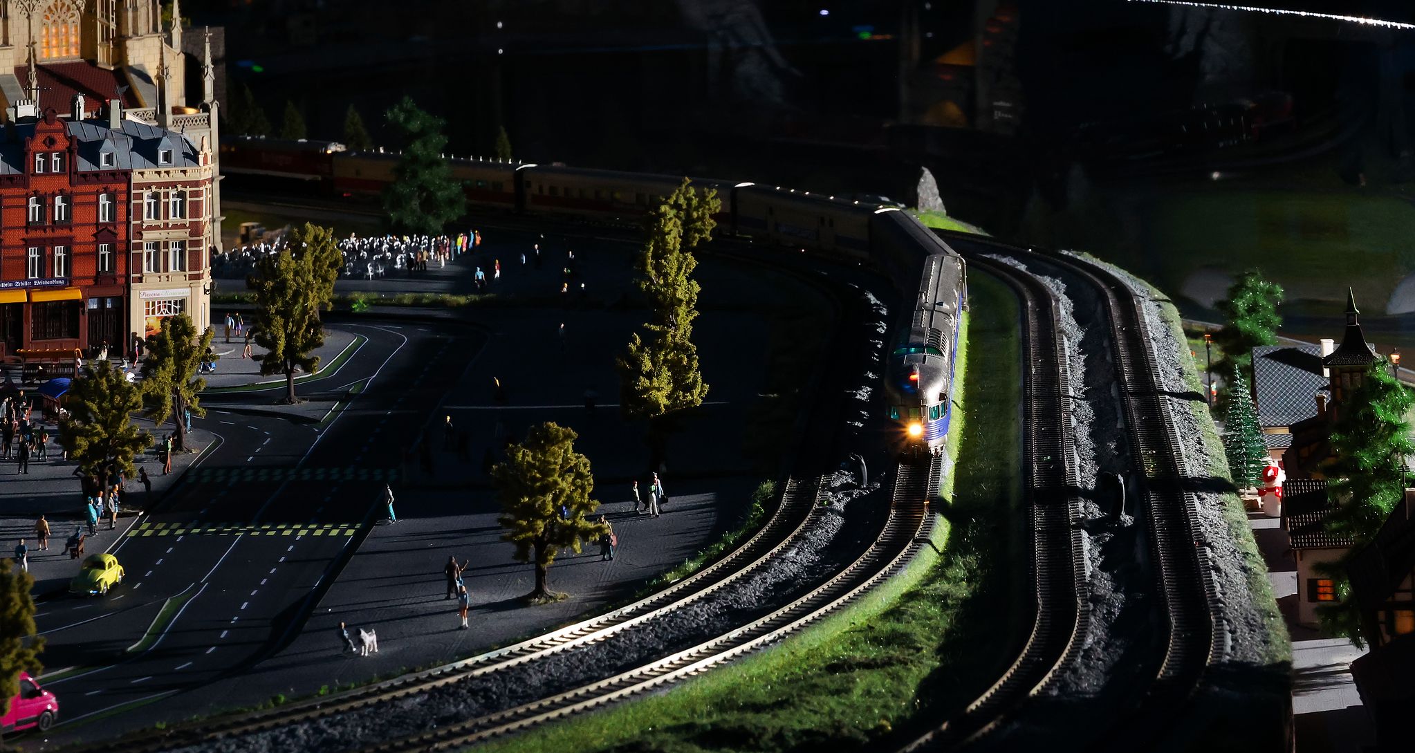 조 대표가 제작한 모형 기차가 굉음과 함께 어둠을 뚫고 선로를 내달리고 있다. 모형이지만 실제 기차만큼 정교하고 역동적이다.