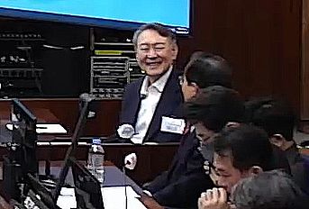 윤석열 전 대통령이 9일 서울 서초구 서울중앙지방법원에서 열린 내란 우두머리 혐의 1심 결심 공판에서 미소를 짓고 있다. 사진 서울중앙지법