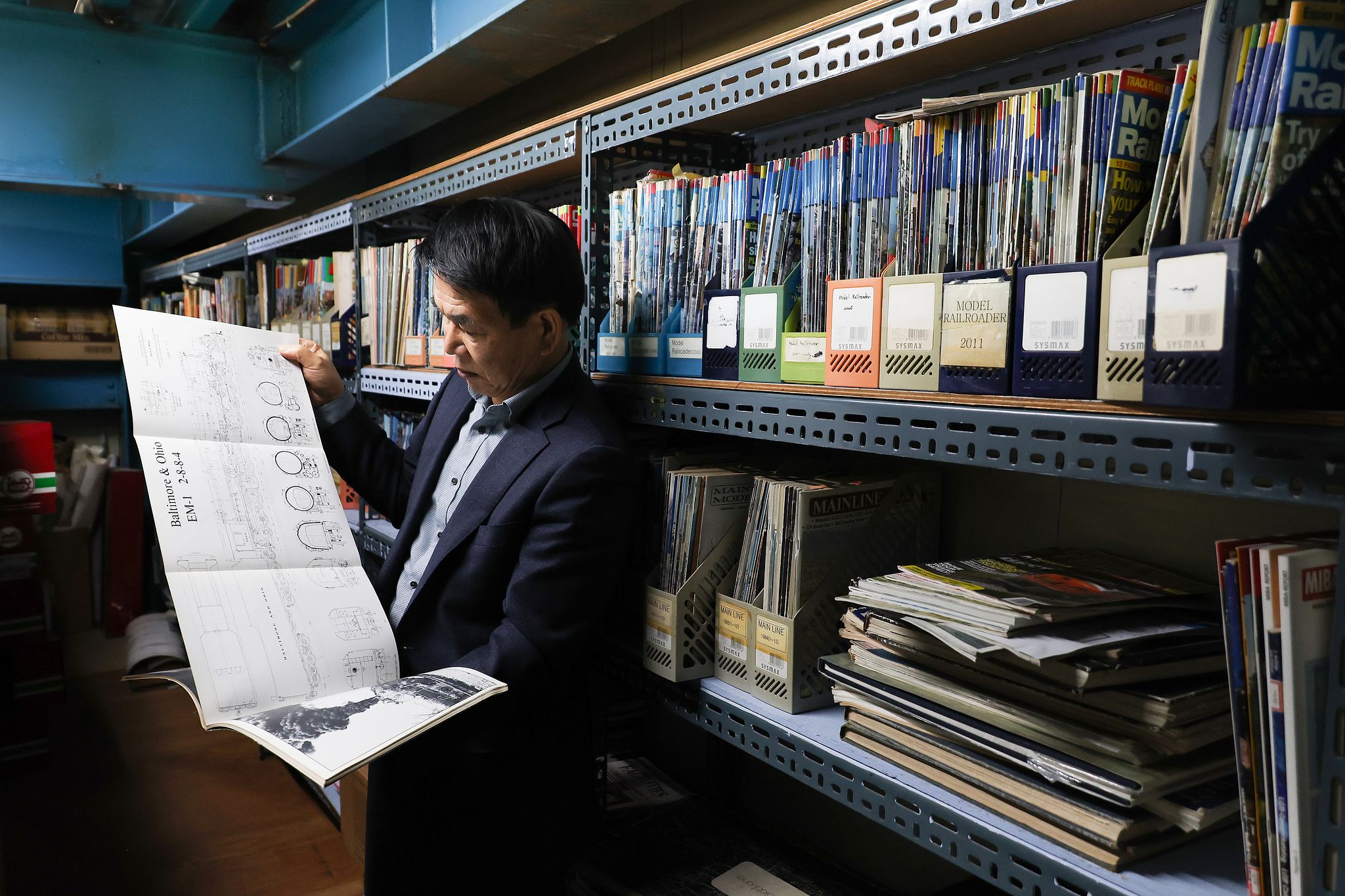조 대표가 경기도 시흥의 한국부라스 본사 자료실에서 해외 기차 원서를 보고 있다. 그는 "모형 기차 사업 초기에는 보다 나은 제작 방법을 찾기 위해 여러 해외 기차 원서를 살펴봐야 했다"며, "당시 금액으로 한 페이지에 15000원씩 번역료를 지급하기도 했다"고 말했다. 