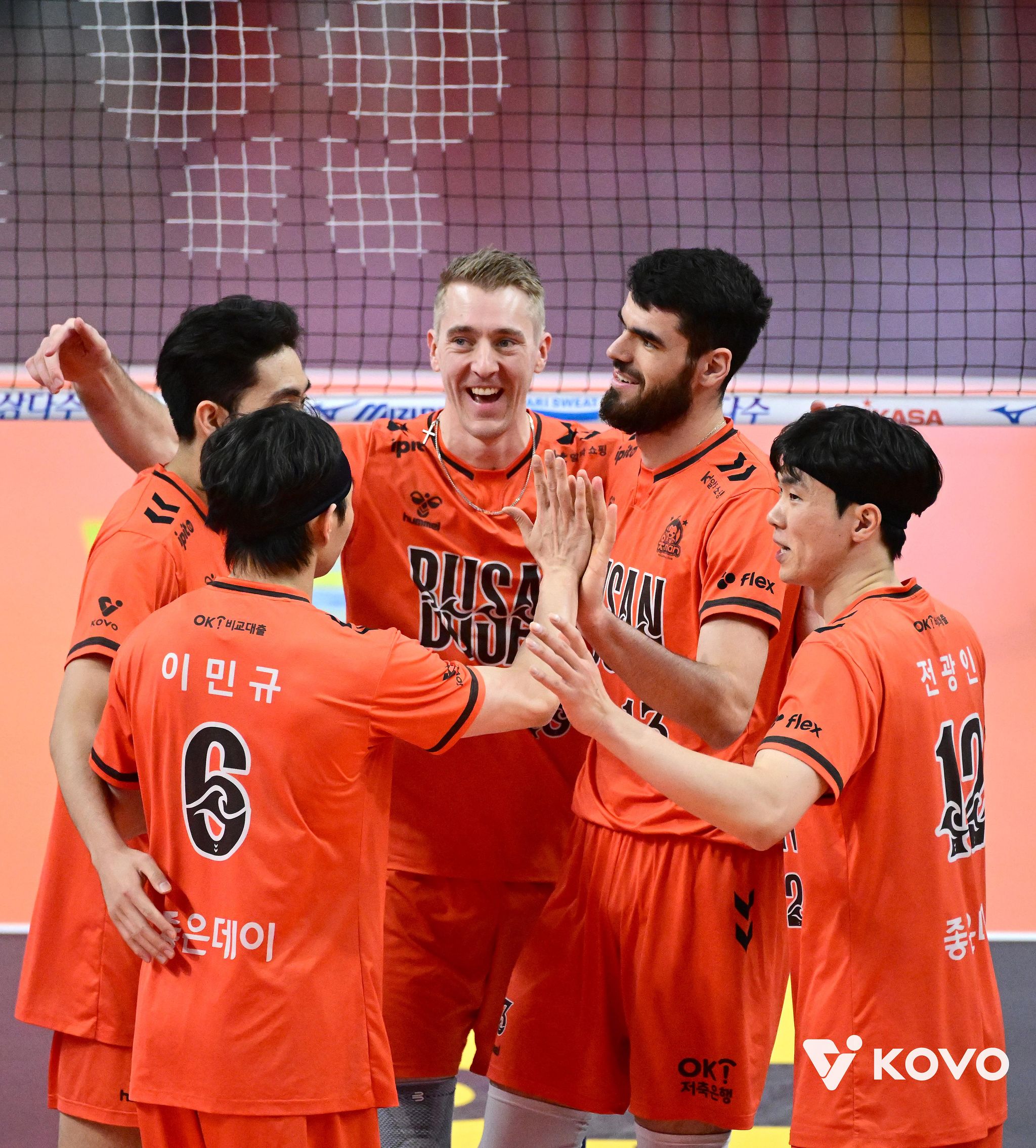 경기 중 득점에 성공한 뒤 환호하는 OK저축은행 선수들. 사진 KOVO