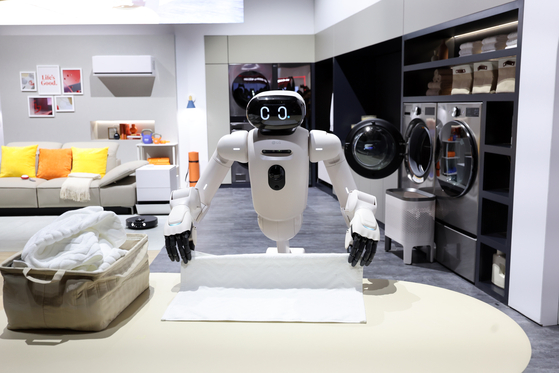 세계 최대 IT(정보기술)·가전 전시회 'CES 2026' 개막을 하루 앞둔 5일(현지시간) 미국 네바다주 라스베이거스 컨벤션센터(LVCC)에서 열린 LG전자 사전 부스투어에서 AI 홈로봇 'LG 클로이드'가 세탁된 수건을 접고 있다. 뉴스1