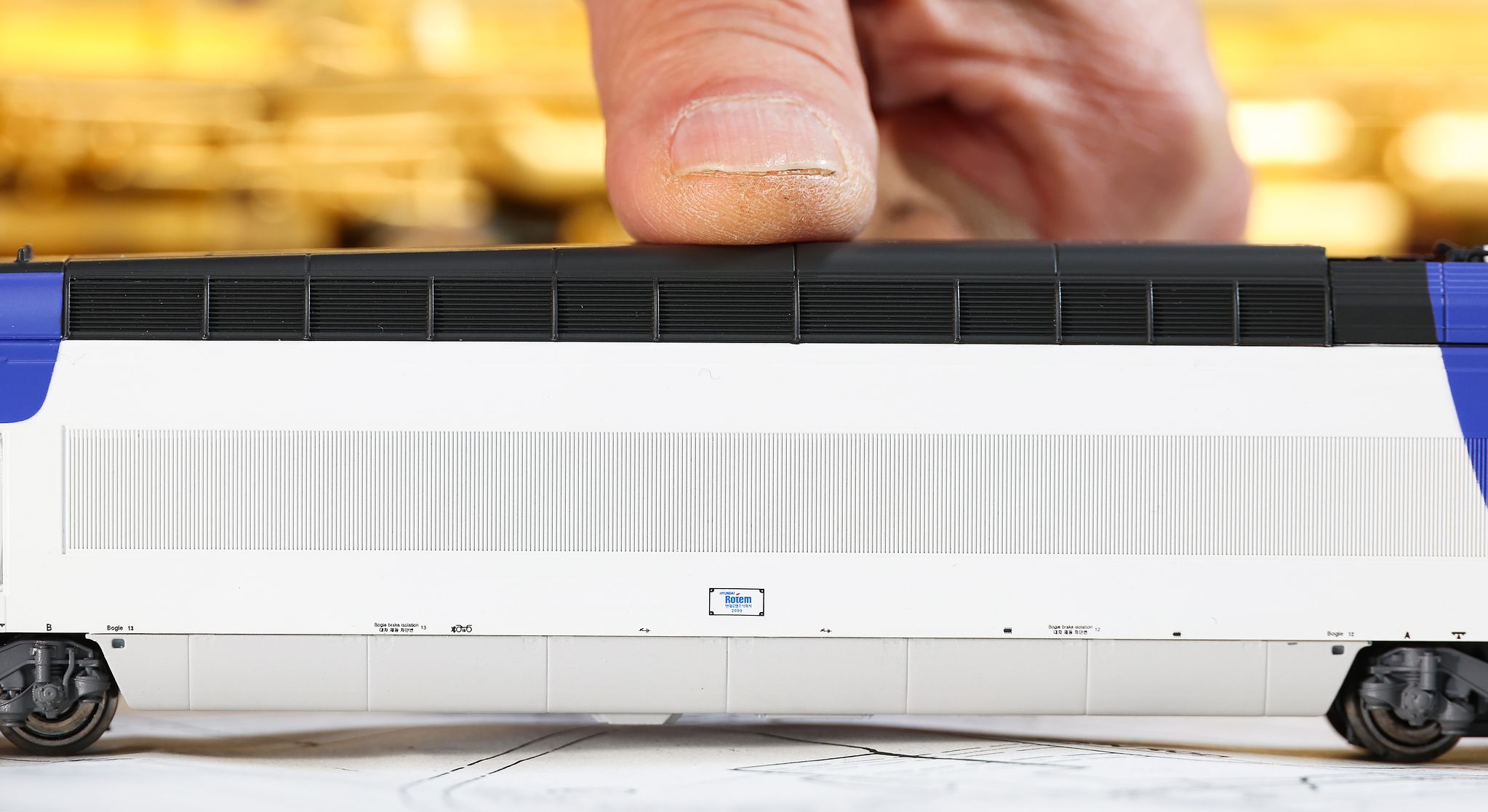 조 대표가 한국철도공사와 협력해 처음으로 제작한 KTX 산천 모형 기차. 기차 하단부에 미세한 수치 표기도 섬세하게 재현했다. 