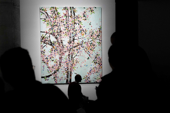 지난해 10월 파리 카르티에 재단 미술관에 전시된 데미안 허스트의 근작 '벚꽃' 연작을 보는 관람객들. AFP=연합뉴스