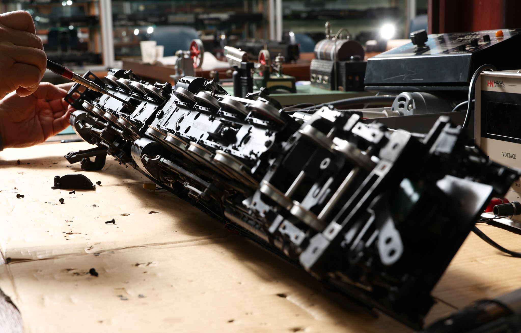 조 대표가 모형기차 빅보이의 바퀴 구동을 위한 하부 납땜 작업을 하고 있다. "우수한 제품일수록 겉으로 드러나지 않는 작은 부분도 정교하게 제작한다"고 조 대표는 말했다.