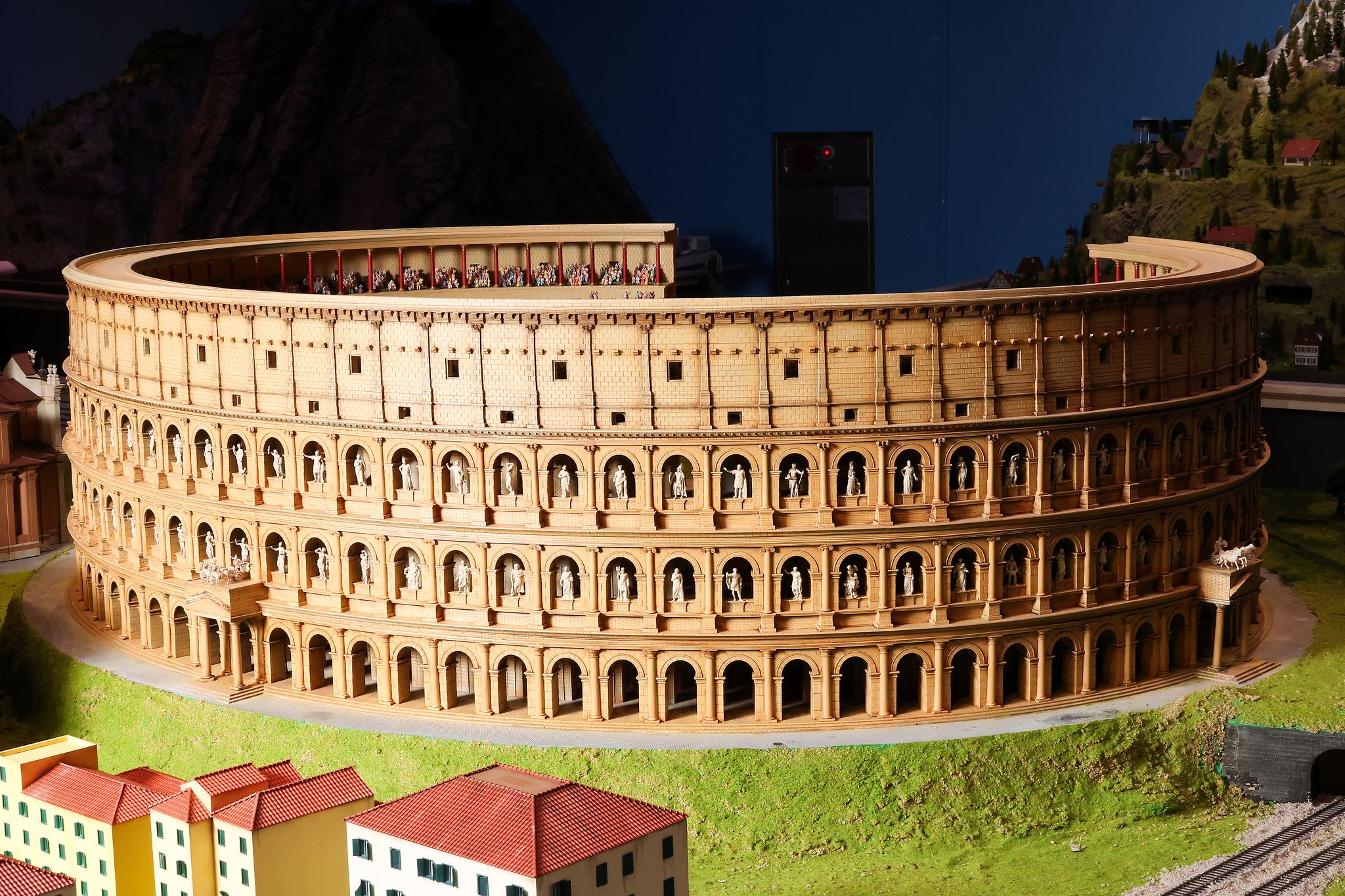 실제 크기의 1/87로 제작된 로마 콜로세움. 외부 창을 따라 놓인 동상마다 모양이 다르다.