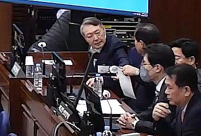 윤석열 전 대통령이 9일 서울 서초구 서울중앙지방법원에서 열린 내란 우두머리 혐의 1심 결심 공판에 출석해 자리에 앉아 있다. 사진 서울중앙지방법원