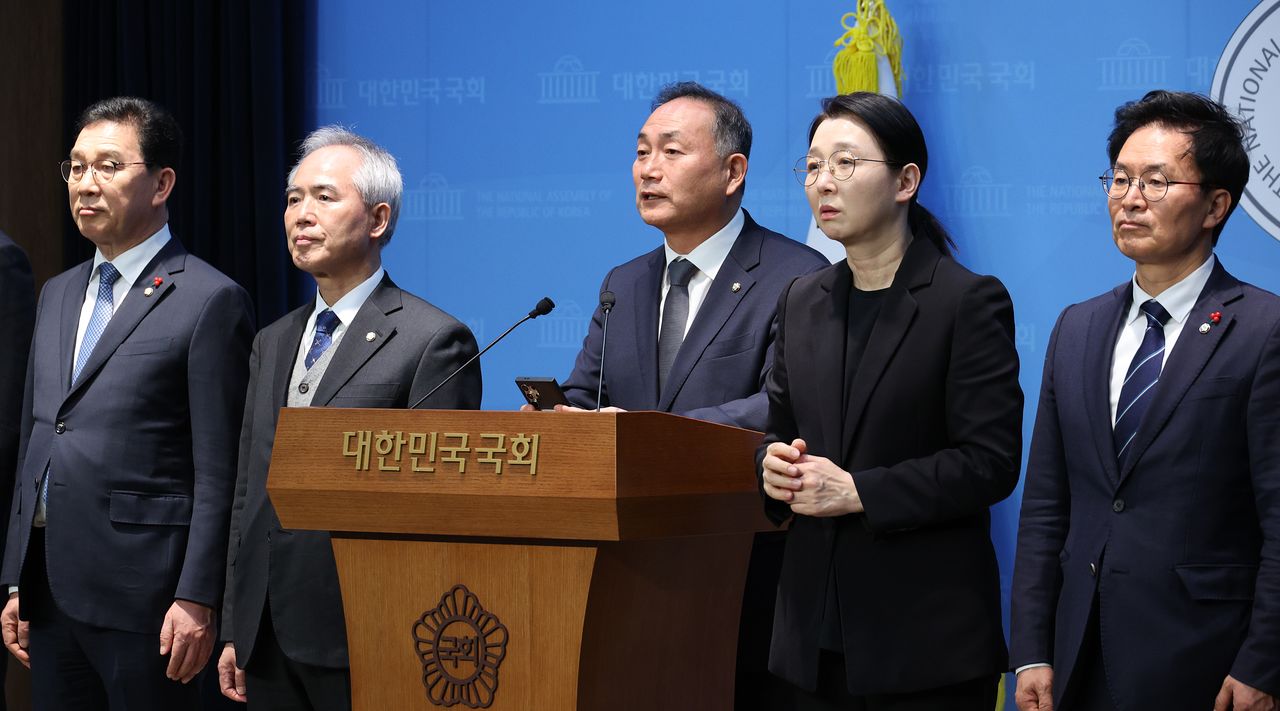 김원이 더불어민주당 전남도당위원장과 양부남 광주시당위원장 등이 9일 오후 서울 여의도 국회 소통관에서 광주전남 통합 관련 청와대 오찬간담회 브리핑을 하고 있다. 뉴스1