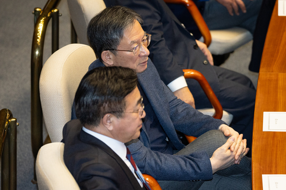 정성호 법무부 장관과 윤호중 행정안전부 장관이 지난해 12월 14일 서울 여의도 국회에서 열린 본회의에 참석해 대화를 나누고 있다. 뉴스1