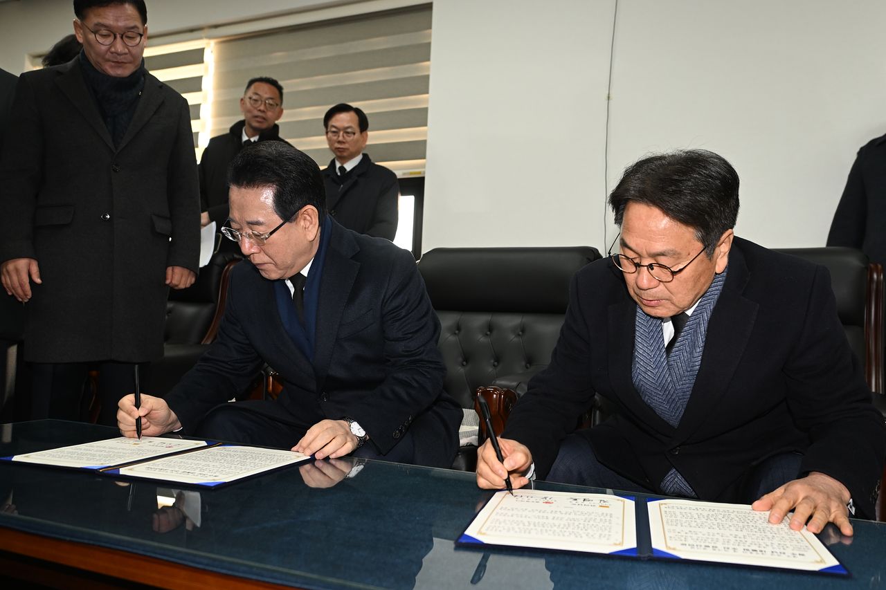 강기정(오른쪽) 광주시장과 김영록 전남도지사가 2일 오전 광주 국립5·18민주묘지에서 시도통합 선언문에 서명하고 있다. 뉴시스