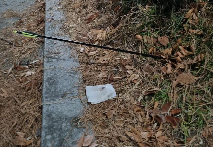 7일 자정쯤 청주 상당구 청소년광장에서 강아지와 함께 산책 중이던 50대 여성을 향해 날아든 화살이 땅바닥에 박혀 있는 모습. 연합뉴스