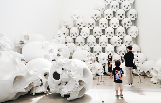 지난해 7월 국립현대미술관 서울관 '론 뮤익'전 마지막날의 관람객들. 우상조 기자