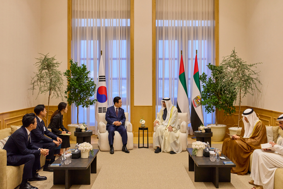 아랍에미리트(UAE)를 국빈 방문한 이재명 대통령이 지난해 11월 18일(현지시간) 아부다비 대통령궁 도서관에서 무함마드 빈 자예드 알 나흐얀 UAE 대통령과 단독회담을 하고 있다. 대통령실