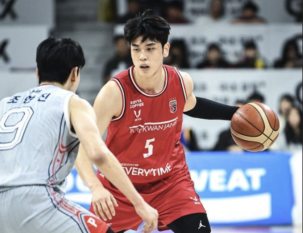 프로농구 안양 정관장의 변준형(오른쪽)이 현대모비스와의 경기에서 드리블하고 있다. 사진 KBL