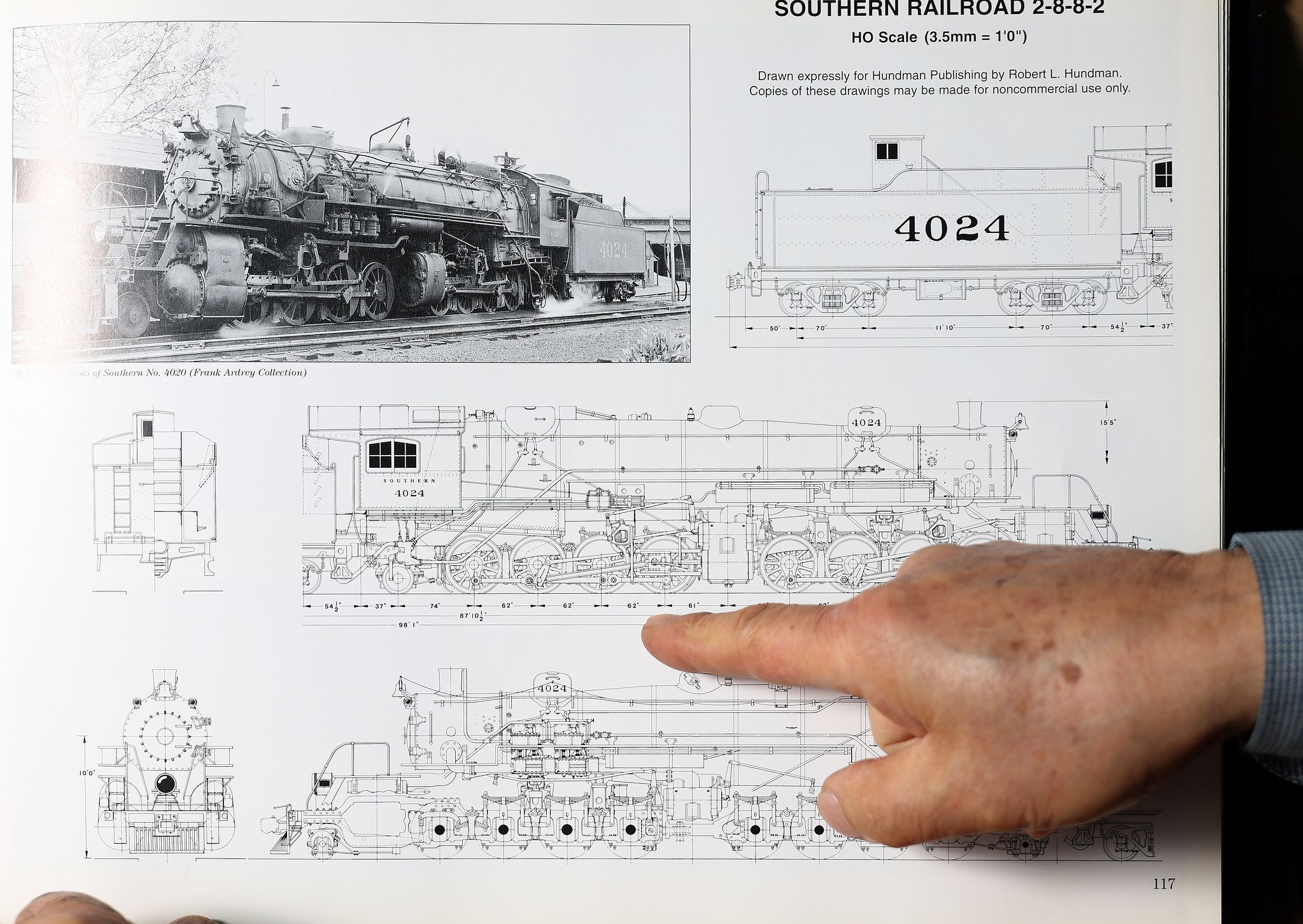 SOUTHERN RAILROAD 2-8-8-2 기차 도면. 기차 윗면과 하부, 내부 등은 묘사가 없다. 조 대표는 이를 보완하기 위해 실제 기차를 직접 살펴보고 모형 기차를 제작해왔다. 