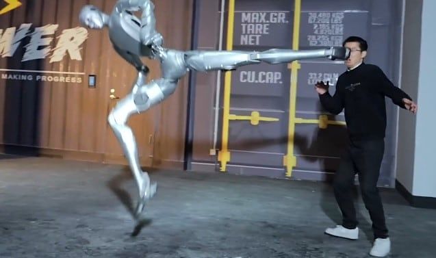 유니트리의 H2가 날아차기를 할 때는 왕싱싱 유니트리 최고경영자(CEO)가 깜짝 놀란 표정으로 다급히 뒷걸음질치기도 했다. 유튜브 캡처 