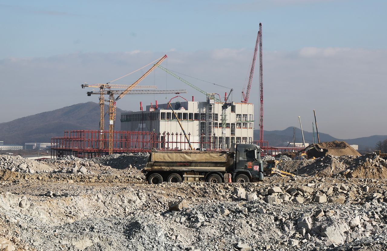 지난 9일 경기도 용인시 처인구 원삼면 용인반도체클러스터 일반산업단지 공사 현장에서 트럭이 분주하게 움직이고 있다. 연합뉴스