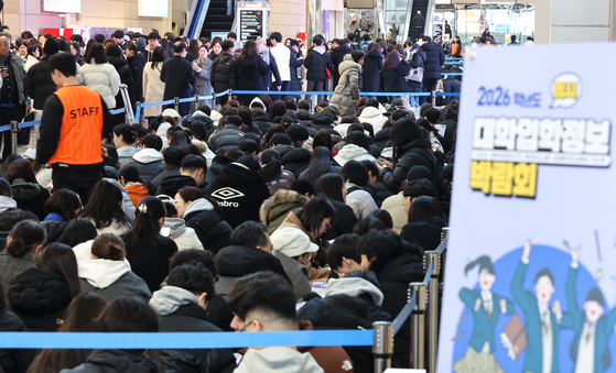 지난달 18일 서울 강남구 코엑스에서 열린 2026학년도 정시 대학입학정보박람회를 찾은 학생과 학부모들이 입장을 기다리고 있다. 뉴스1
