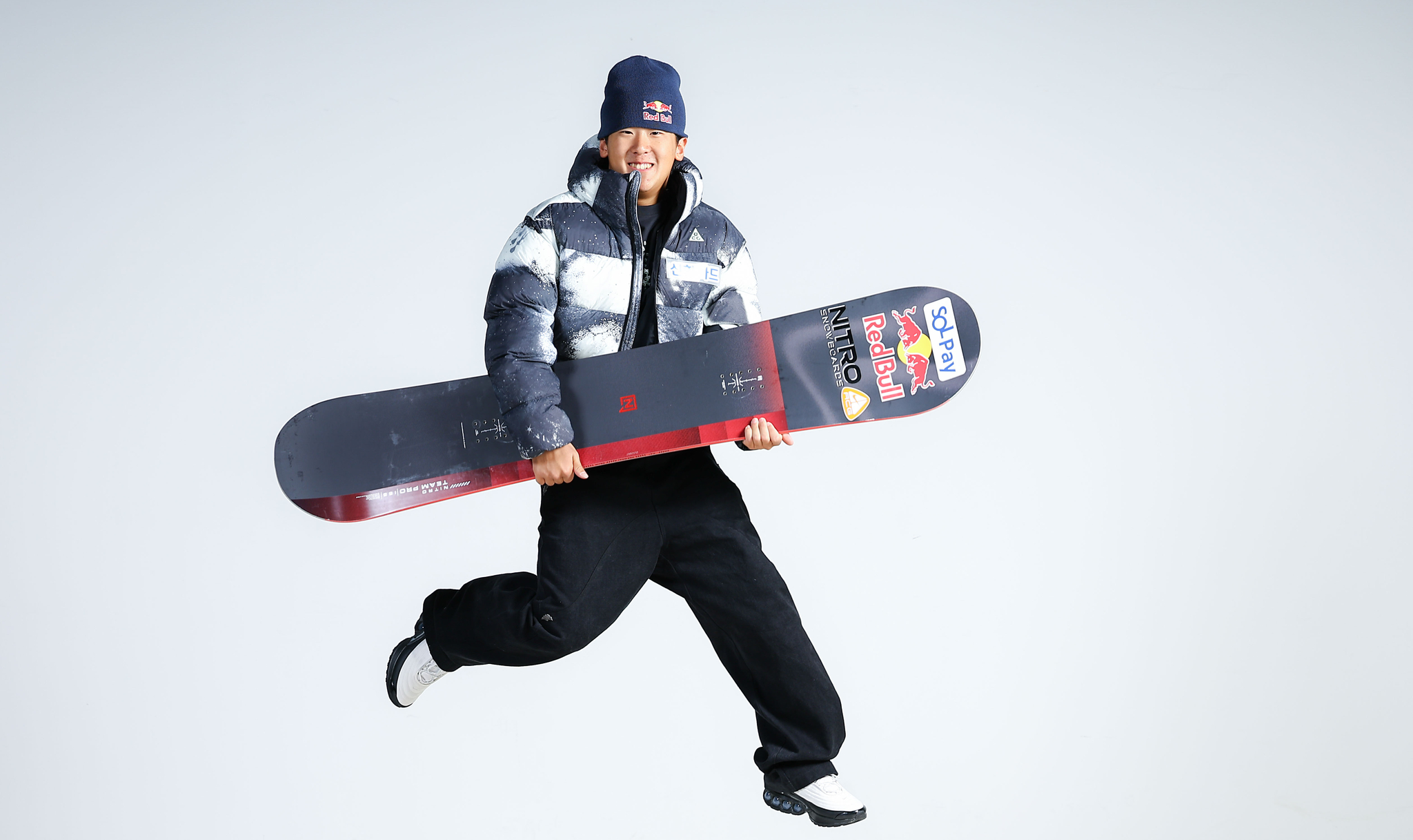 스노보드를 들고 점프하는 이채운. 김종호 기자