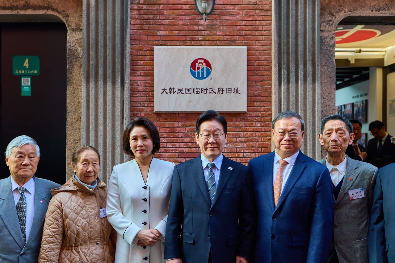 이재명 대통령과 김혜경 여사가 7일 오후 상하이(上海市) 임시정부청사 기념관에서 열린 대한민국 임시정부 상하이 청사 100년 기념식에서 기념 사진을 촬영하고 있다. 사진 청와대사진기자단