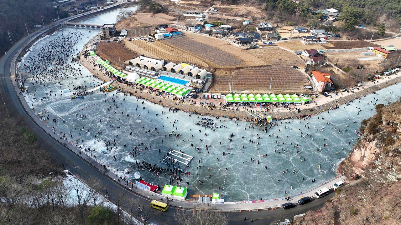 지난해 경북 안동시 암산유원지 일대에서 열린 안동암산얼음축제 모습. 올해는 얼음 두께가 충분하지 않아 축제가 취소됐다. 사진 안동시