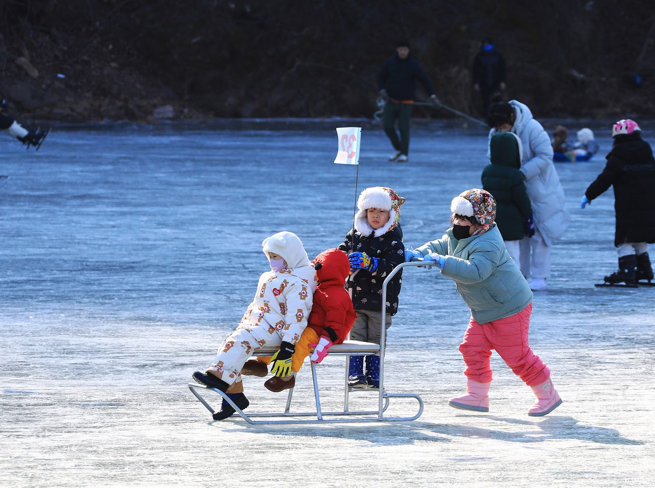 지난해 경북 영양군에서 열린 '영양꽁꽁겨울축제'에서 관광객들이 눈썰매 체험을 하고 있다. 사진 영양군