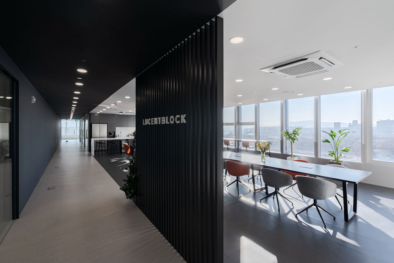 루센트블록 회사 내부. 사진 루센트 블록