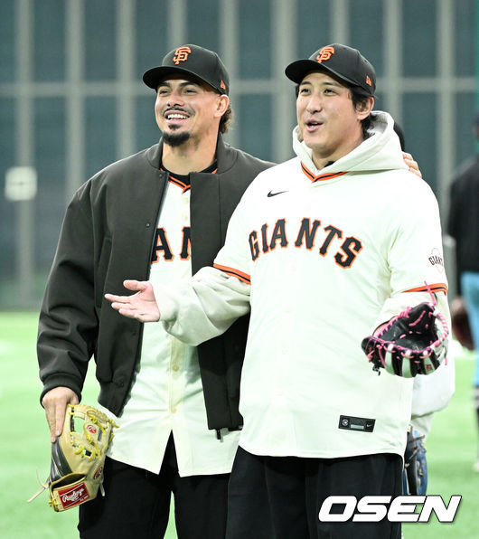[OSEN=이천, 이대선 기자] 7일 오후 경기 이천 LG 챔피언스파크에서 샌프란시스코 자이언츠 미디어데이가 열렸다.샌프란시스코 구단은 이정후와 비텔로 감독, 윌리 아다메스가 참여하는 방한 프로그램을 진행 중이다. 이번 샌프란시스코의 한국 방문에는 래리 베어 CEO, 버스터 포지 사장, 잭 미나시안 단장 등 구단 주요 인사들이 함께한다.샌프란시스코 윌리 아다메스, 황재균이 야구 클리닉을 진행하고 있다. 2026.01.07 /sunday@osen.co.kr