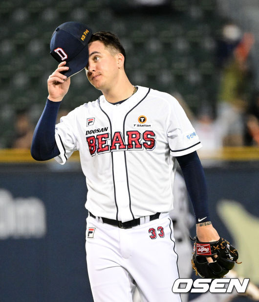 [OSEN=잠실, 지형준 기자] 4일 오후 서울 잠실야구장에서 ‘2023 신한은행 SOL KBO리그’ 두산 베어스와 한화 이글스의 경기가 열렸다.3회초 1사 1루에서 두산 딜런이 한화 김인환에 우월 투런포를 허용하며 아쉬워하고 있다. 2023.05.04 /jpnews@osen.co.kr