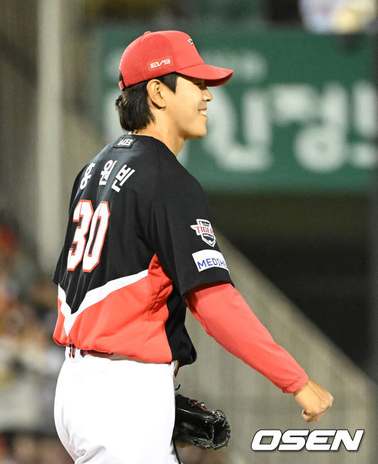 [OSEN=잠실, 이대선 기자] KIA가 이승엽 감독이 자진 사퇴한 두산을 제물로 5할 승률 복귀에 성공했다.프로야구 KIA 타이거즈는 3일 서울 잠실구장에서 열린 2025 신한 SOL뱅크 KBO리그 두산 베어스와의 시즌 7차전에서 11-3으로 승리했다.경기 종료 후 KIA 홍원빈이 미소를 짓고 있다. 2025.06.03 /sunday@osen.co.kr