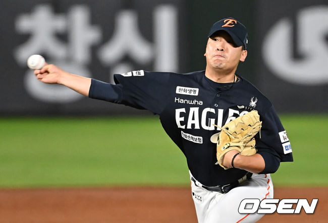 [OSEN=부산, 이석우 기자] 9일 부산 사직야구장에서 2025 신한 SOL 뱅크 KBO 리그 롯데 자이언츠와 한화 이글스의 경기가 열렸다. 홈팀 롯데는 박세웅이, 방문팀 한화는 와이스가 선발 출전했다.한화 이글스 강재민이 역투하고 있다. 2025.09.09 / foto0307@osen.co.kr