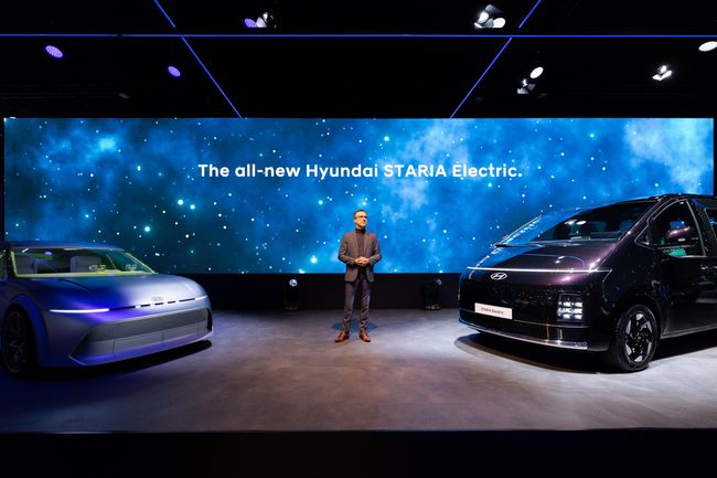 현대차 유럽권역상품담당실장 라프 반 누펠(Raf VanNuffel)이 브뤼셀 모터쇼 현대차관에서 콘셉트 쓰리(왼쪽)와 더 뉴 스타리아 EV를 소개하는 모습.