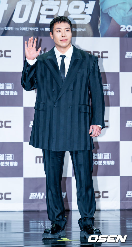 [OSEN=민경훈 기자] 2일 오후 서울 마포구 상암동 MBC 골든마우스홀에서 MBC 새 금토드라마 ‘판사 이한영’ 제작발표회가 열렸다.MBC 새 금토드라마 ‘판사 이한영’(기획 장재훈, 극본 김광민, 연출 이재진, 박미연)은 거대 로펌의 노예로 살다가 10년 전으로 회귀한 적폐 판사 이한영이 새로운 선택으로 거악을 응징하는 정의 구현 회귀 드라마다.	배우 태원석이 포즈를 취하고 있다. 2026.01.02 / rumi@osen.co.kr