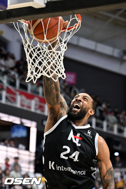 [OSEN=수원, 민경훈 기자] 11일 오후 수원 KT 소닉붐 아레나에서 2025-2026 LG전자 프로농구 수원 KT 소닉붐과 울산 현대모비스 피버스의 경기가 열렸다.수원 KT는 15승 16패로 6위, 울산 현대모비스는 10승 20패로 8위를 기록 중이다.3쿼터 KT 윌리엄스가 원핸드 덩크슛에 성공하고 있다. 2026.01.11 /rumi@osen.co.kr